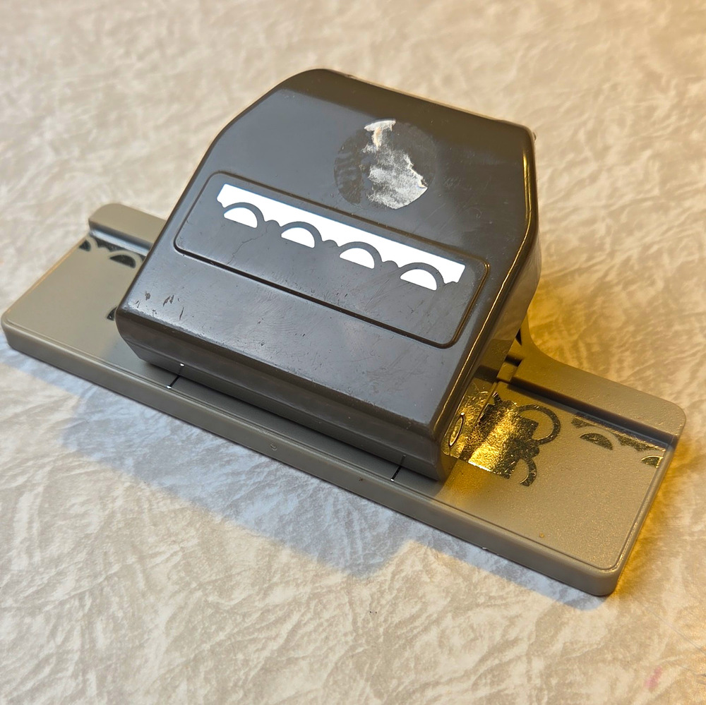 Stampin' Up! Border Scallop Paper Punch, Less Than 1" PAT.# RE38,219